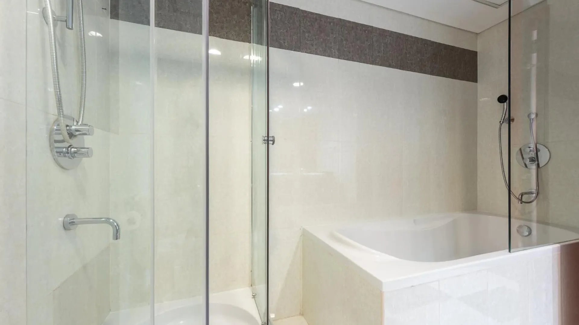 Well-Furnished 3 Bedroom In Park Towers Difc Dubai Apartment